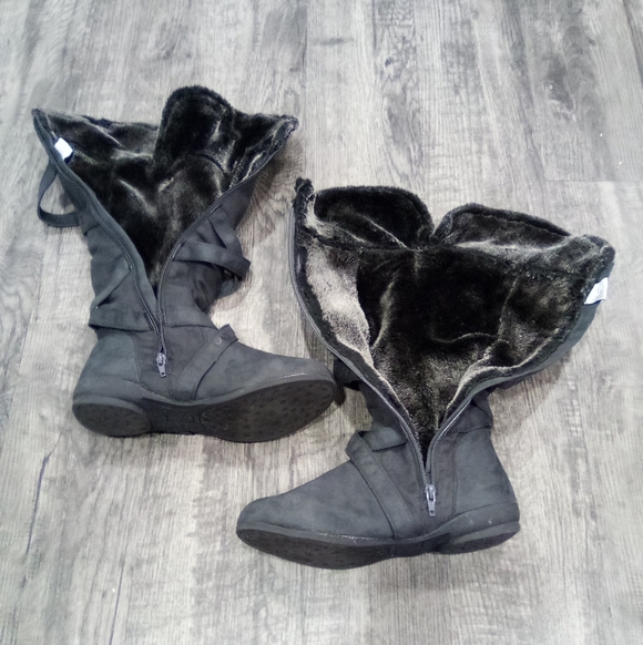 Stylish Black Winter Boots with Buckle Detail - Picture 4 of 5